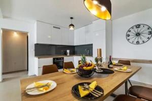 Kuchyň nebo kuchyňský kout v ubytování Villa THREE UNITS