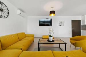TV a/nebo společenská místnost v ubytování Villa THREE UNITS