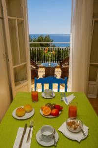 una mesa con comida y vistas al océano en Sunset Paradise, en Lassi