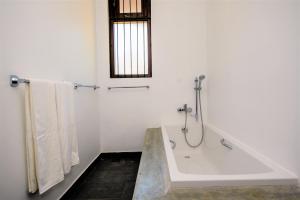 Koupelna v ubytování Ardeen Villa - superb 3 bedroom beachfront for 6, BB, free pick up for 7 night stays arriving together, fully serviced, taxes included