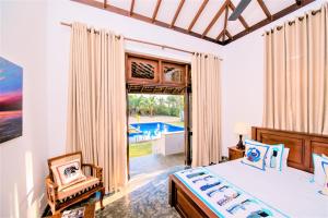 Bazén v ubytování Ardeen Villa - superb 3 bedroom beachfront for 6, BB, free pick up for 7 night stays arriving together, fully serviced, taxes included nebo v jeho okolí