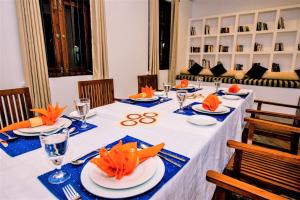 Restaurace v ubytování Ardeen Villa - superb 3 bedroom beachfront for 6, BB, free pick up for 7 night stays arriving together, fully serviced, taxes included