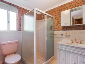 ナルーマにあるGrand Pacific 2 Unit 2 - Ground Floorのシャワー、トイレ、洗面台を備えたバスルーム +16枚の写真