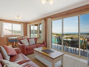 ナルーマにあるGrand Pacific 1 Unit 3 - First Floorのソファとテーブルのあるリビングルーム