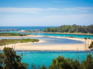 ナルーマにあるGrand Pacific 1 Unit 3 - First Floorの海辺の景色 +2枚の写真
