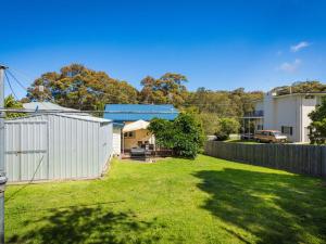 Gallery image of Pet Friendly Beach Cottage @ Ballingalla in Narooma