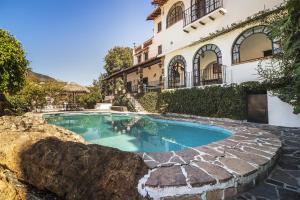 a swimming pool in front of a building at Hotel Cielito Lindo, Taxco in Taxco de Alarcón
