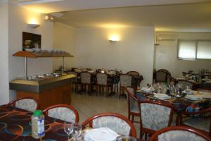 Restoran või mõni muu söögikoht majutusasutuses Hôtel Vesuvio
