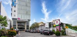 un grupo de motocicletas estacionadas frente a un edificio en Tjokro Style Yogyakarta, en Yogyakarta