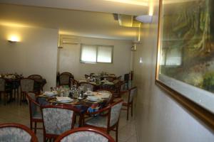 Restoran või mõni muu söögikoht majutusasutuses Hôtel Vesuvio