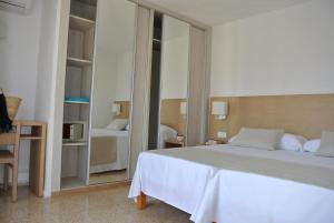 Łóżko lub łóżka w pokoju w obiekcie Apartamentos El Moro