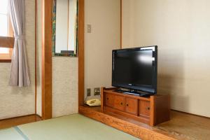Televiisor ja/või meelelahutuskeskus majutusasutuses Tabist HotelNakajima Fuji