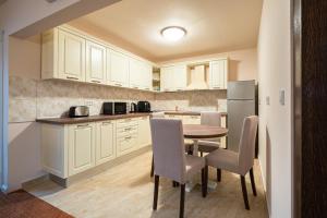 Kuchyň nebo kuchyňský kout v ubytování Apartament Hotel H