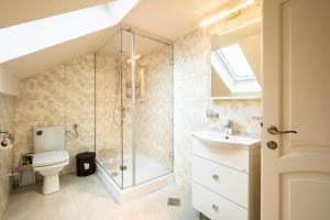 Koupelna v ubytování Apartament Hotel H + 24 fotografií