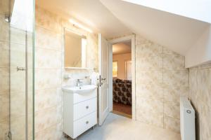 Koupelna v ubytování Apartament Hotel H
