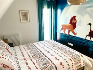 1 dormitorio con 1 cama con un mural de caballos en la pared en Bel appartement « The Lion King » proche Disney en Montévrain