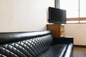Televiisor ja/või meelelahutuskeskus majutusasutuses Tabist HotelNakajima Fuji