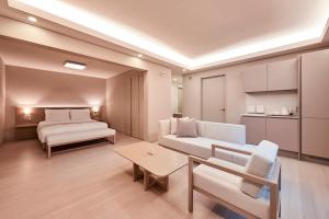 宁越Tops10 Resort Donggang Cistar的一间有床、沙发和桌子的房间