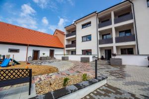 apartamentowiec z pomarańczowym dachem w obiekcie Apartmány Grasel w mieście Nové Syrovice