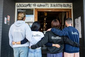 ウールグールガにあるWoopi Backpackersの店外に立つ集団