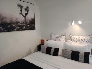 Postel nebo postele na pokoji v ubytování Four Peaks Motel