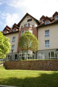 un bâtiment avec un panneau devant lui dans l'établissement SOLEWERK Hotel, à Bad Salzungen