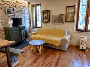 salon z kanapą i stołem w obiekcie B&B Castel Goffredo san P 3 w mieście Castel Goffredo