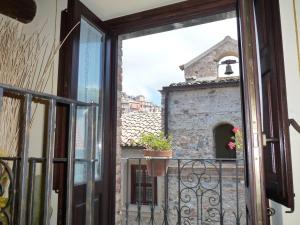 een open balkon met uitzicht op een kerk bij b&b La casa di Ely in Marcellinara