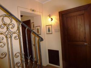a hallway with a staircase and a wooden door at b&b La casa di Ely in Marcellinara