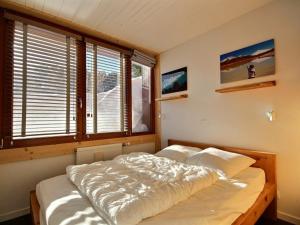Кровать или кровати в номере Appartement La Plagne, 3 pièces, 6 personnes - FR-1-455-12