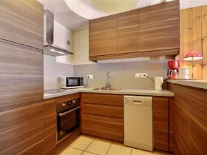 Appartement La Plagne, 3 pièces, 6 personnes - FR-1-455-57にあるキッチンまたは簡易キッチン