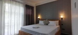 Endlessblue Resort Kalametiya tesisinde bir odada yatak veya yataklar