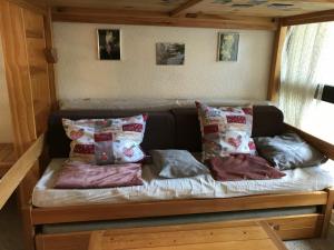 un letto in una casetta con cuscini sopra di Studio Corrençon-en-Vercors, 1 pièce, 4 personnes - FR-1-515-92 a Corrençon-en-Vercors