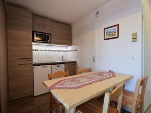 Appartement Plagne Soleil, 2 pièces, 4 personnes - FR-1-455-96にあるキッチンまたは簡易キッチン