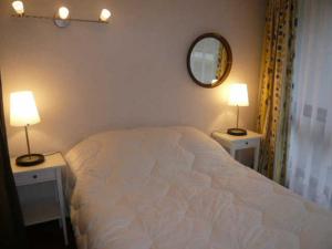- une chambre avec un lit et 2 tables avec des lampes dans l'établissement Appartement Villard-de-Lans, 2 pièces, 6 personnes - FR-1-515-66, à Villard-de-Lans