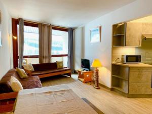 a room with a bed and a desk with a television at Appartement Villard-de-Lans, 3 pièces, 7 personnes - FR-1-515-6 in Villard-de-Lans