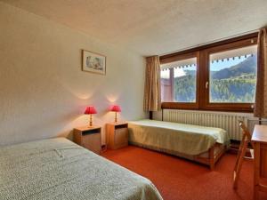 Appartement La Plagne, 3 pièces, 7 personnes - FR-1-455-3にあるベッド