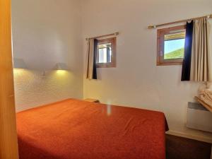 Tempat tidur dalam kamar di Appartement Belle Plagne, 3 pièces, 6 personnes - FR-1-455-8