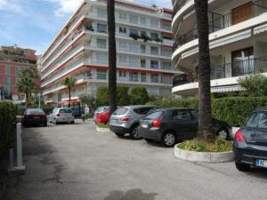 um parque de estacionamento com carros estacionados em frente a um edifício em Studio Menton, 1 pièce, 2 personnes - FR-1-196-216 em Menton