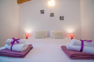 Postel nebo postele na pokoji v ubytování Village holiday apartman with heated pool Maslina + 32 fotografií
