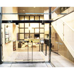 uma porta de vidro aberta de um edifício com um átrio em Smile Hotel Asakusa em Tóquio
