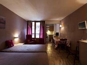 una camera d'albergo con due letti e un tavolo con sedie di Studio Brides-les-Bains, 1 pièce, 4 personnes - FR-1-512-212 a Brides-les-Bains