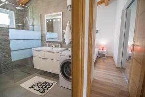 Koupelna v ubytování Village holiday apartman with heated pool Maslina