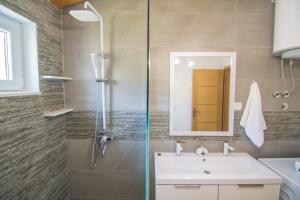 Koupelna v ubytování Village holiday apartman with heated pool Maslina