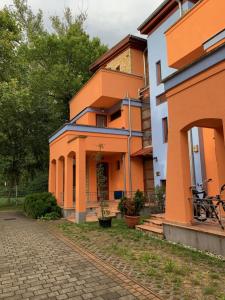 Budova, v ktorej sa apartmán nachádza