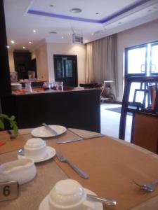 Un restaurant sau alt loc unde se poate mânca la Room in Lodge - Owu Crown Hotel - Deluxetwin Bed Room