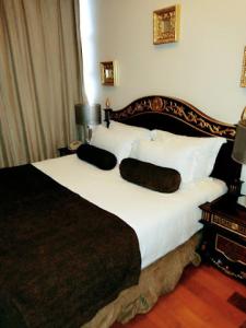 Un pat sau paturi într-o cameră la Room in Lodge - Owu Crown Hotel - Deluxetwin Bed Room