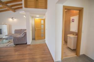 Posezení v ubytování Village holiday apartman with heated pool Maslina