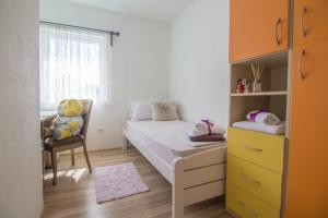Postel nebo postele na pokoji v ubytování Village holiday apartman with heated pool Maslina
