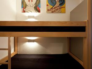einen hölzernen Schreibtisch mit einer Lampe darunter in der Unterkunft Studio Brides-les-Bains, 1 pièce, 4 personnes - FR-1-512-54 in Brides-les-Bains